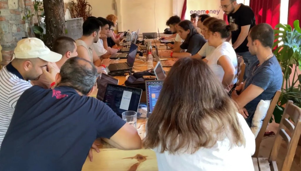 2023 — Hackathon tarzı üretim, masalarda çalışma